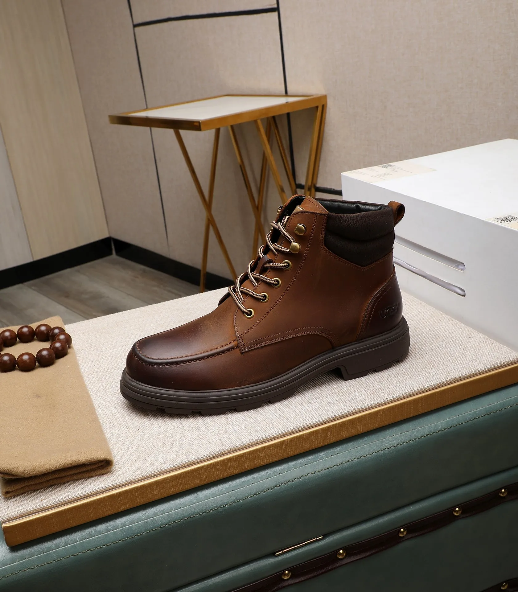 Men's men's shoes💰640 UGG (100% genuine wool lining, 10% off for fake ones) Please pay attention to the quality of the original order and compare the thickness of the wool🏮🏮Hot-selling UGG from Australia's warm luxury brand men's shoes, the official website is synchronized, Beckham men's style..., made of imported top-layer waxed cowhide, waxed toe cap, Australian real wool velvet lining Carefully sewn...Imported rubber Martin boots outsole (comfortable, soft and wear-resistant). I really like the quality..Exquisite workmanship. You can't put it down at first sight. Size 39-44